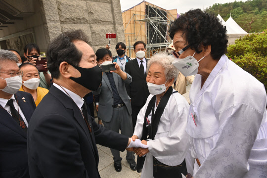 정세균 전 국무총리가 지난 18일 광주 북구 운정동 국립 5·18민주묘지를 찾아 항쟁 유가족을 위로하고 있다. 연합뉴스